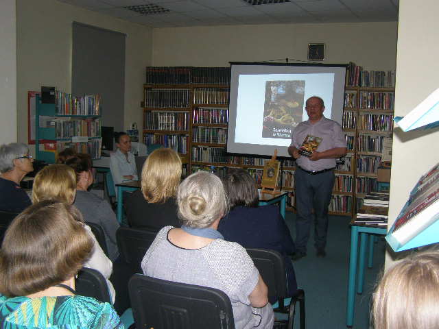 Na zdjęciu Pan Mierzwa prezentuje swoją książkę