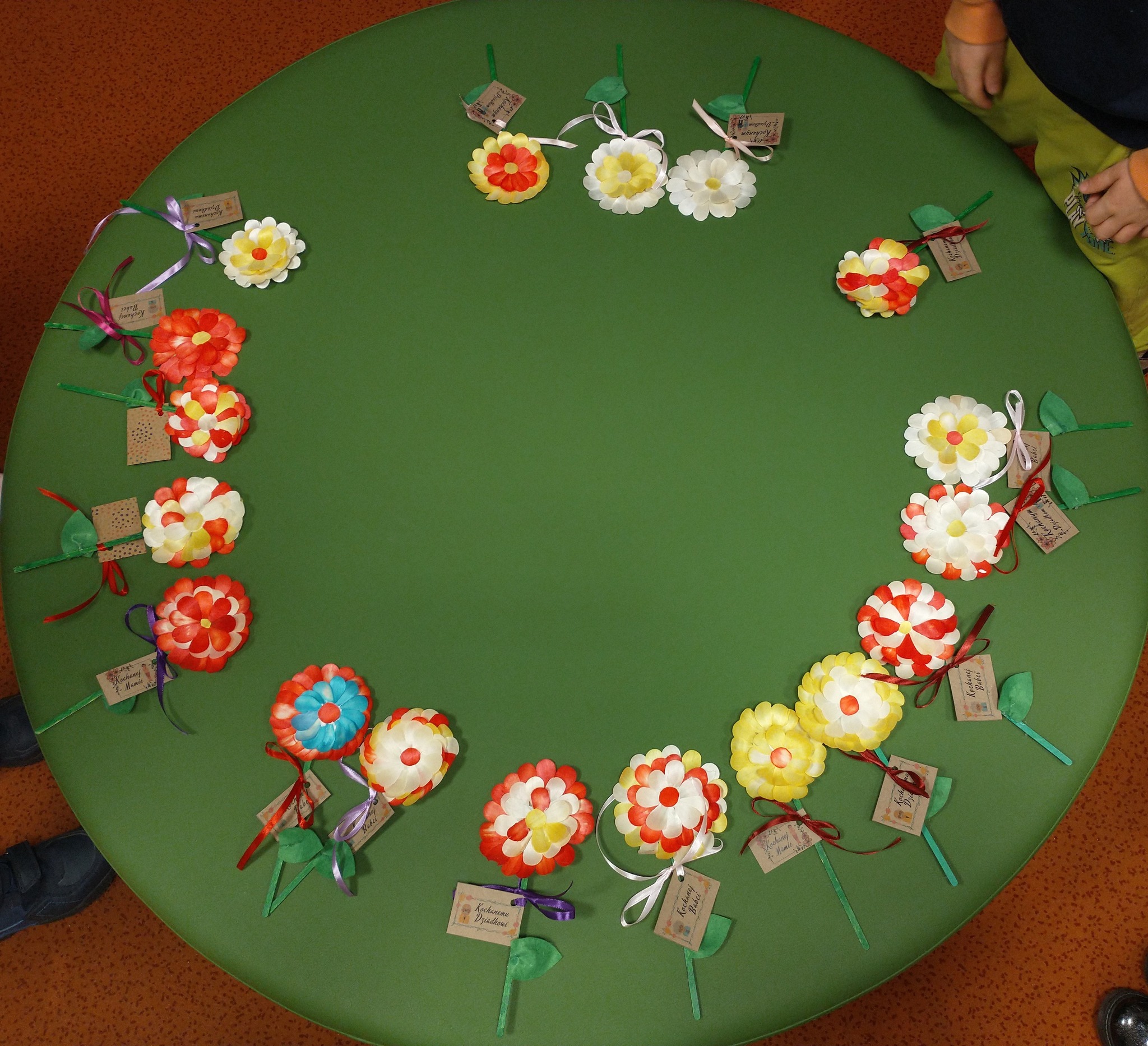 zdjęcie przedstawia kwiaty z płatków osikowych, wykonane przez dzieci podczas warsztatów o nazwie Małe Rękodzieło.