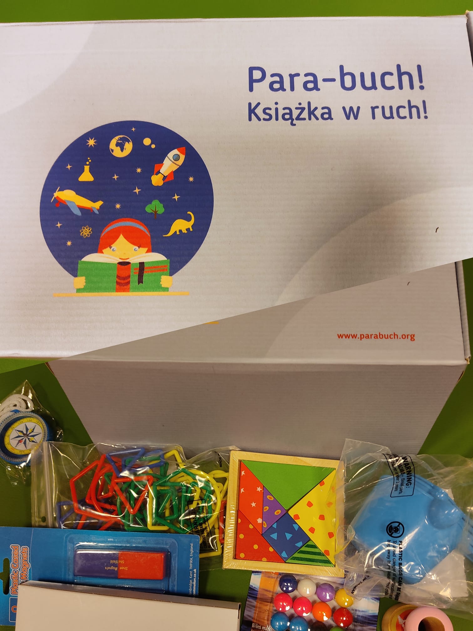 Fotografia otwrtego pudełka z rekwizytami do gier i zabaw edukacyjnych