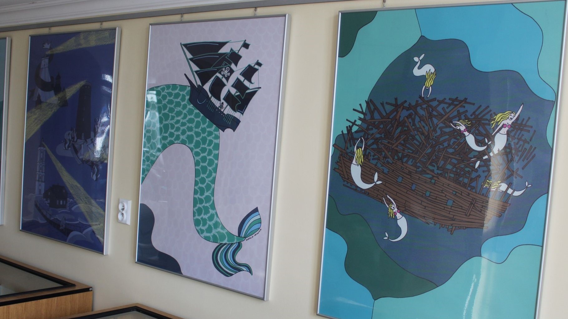 zdjęcie na którym są przedstawione 3 plansze z obrazkami z motywem morskim 