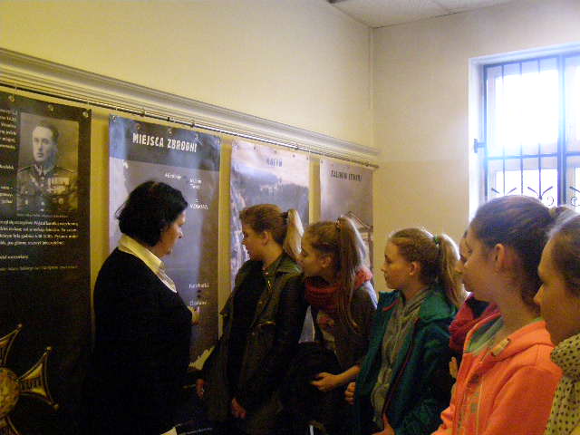 Na zdjęciu Pani Gieszczyńska i grupa uczniów
