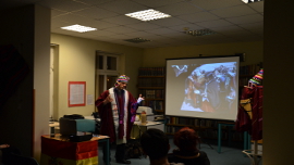 Ks. Tomasz prezentuje odzież przywiezioną z Boliwi