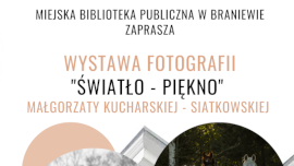 Plakat informujący o otwarciu wystawy fotografii Małgorzaty Kucharskiej - Siatkowskiej kóry odbedzie się 3 sierpnia 2023 roku o godz. 17.00 w Bibliotece na ul. Katedralnej 7 